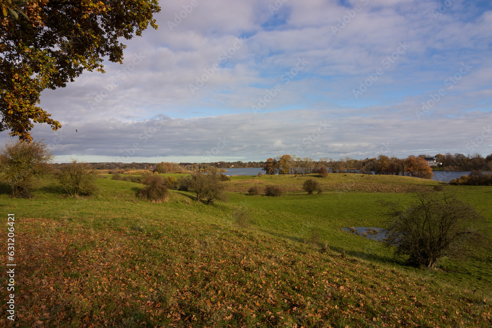 Blick auf den Bothkamper See mit Herrenhaus im Herbst.