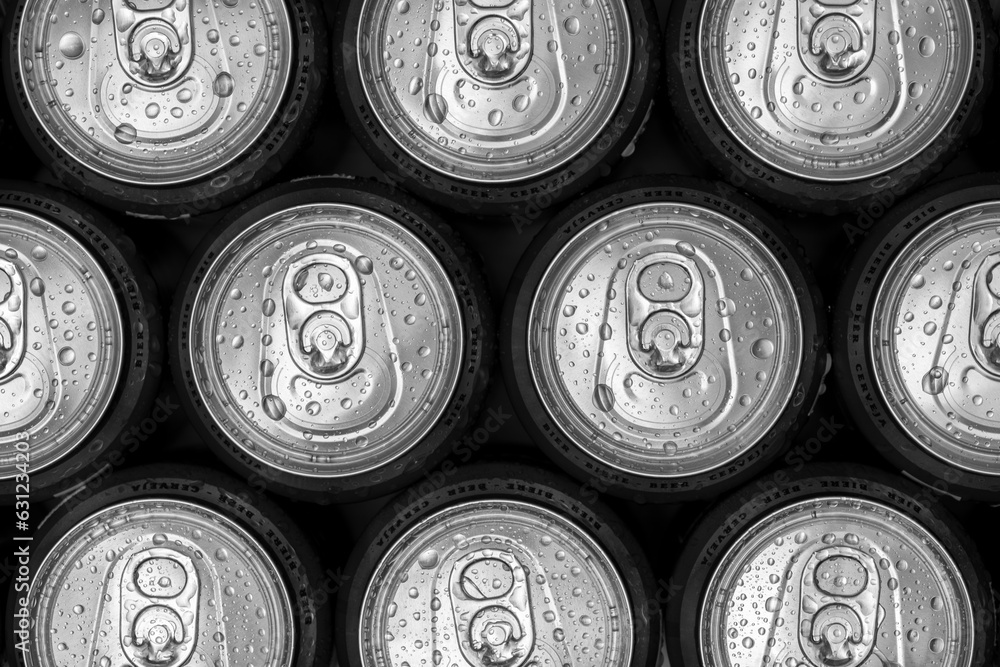 Varios botes de cerveza fría vistas desde arriba, en blanco y negro Varios botes de cerveza fría vistas desde arriba, en blanco y negro