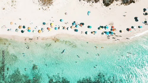vista aerea della meravigliosa spiaggia dalle acque turchesi cristalline, con gli ombrelloni colorati, in estate . Salento, marina di Lizzano, Taranto, Puglia, Italy photo