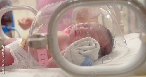 Fotografía Closeup lovely little newborn baby infant lying in incubators for newborns, Newb