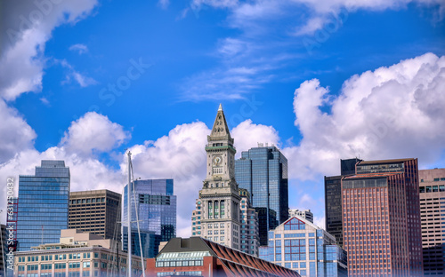 Obraz na płótnie The Custom House Tower along the Boston, Massachusetts skyline on a sunny day. w salonie
