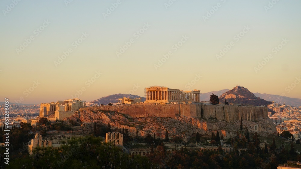 Partenon visto desde una colina cercana en un día despejado