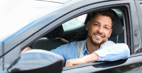 Handsome businessman sittin...