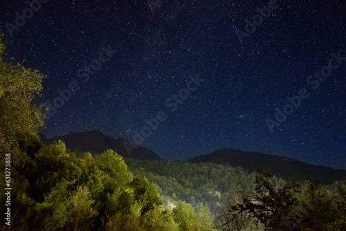 Vía Láctea en el valle de Theth, Albania