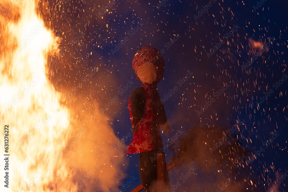 Fototapeta premium Osterfeuer mit Hexenverbrennung als Tradition