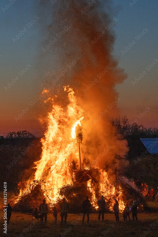Osterfeuer mit Hexenverbrennung als Tradition