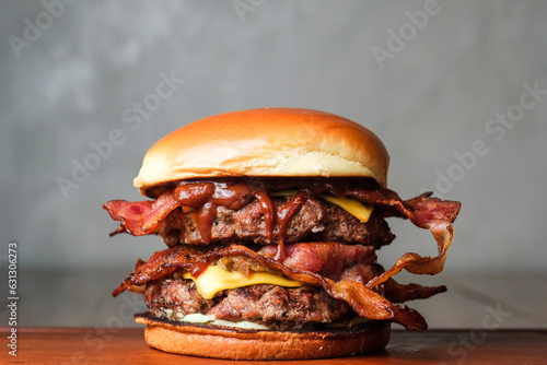 Duplo Hambúrguer com bacon e bancada de madeira