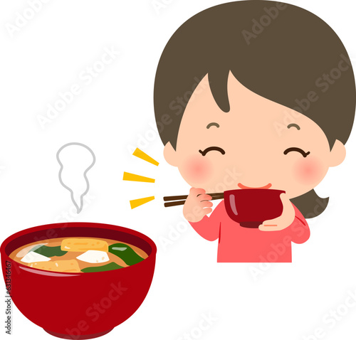 味噌汁を飲む女性