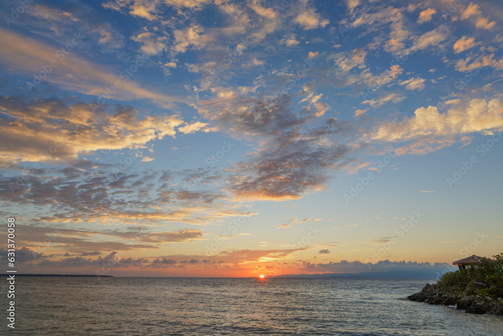 これぞ琉球の絶景、石垣島の琉球観音崎より西表島の大原港方面へ沈みゆく夕日を撮影