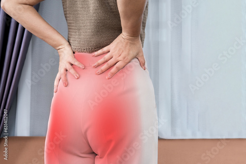 Fotografía woman suffering from lower back and buttock pain spreading to down leg, Sciatica