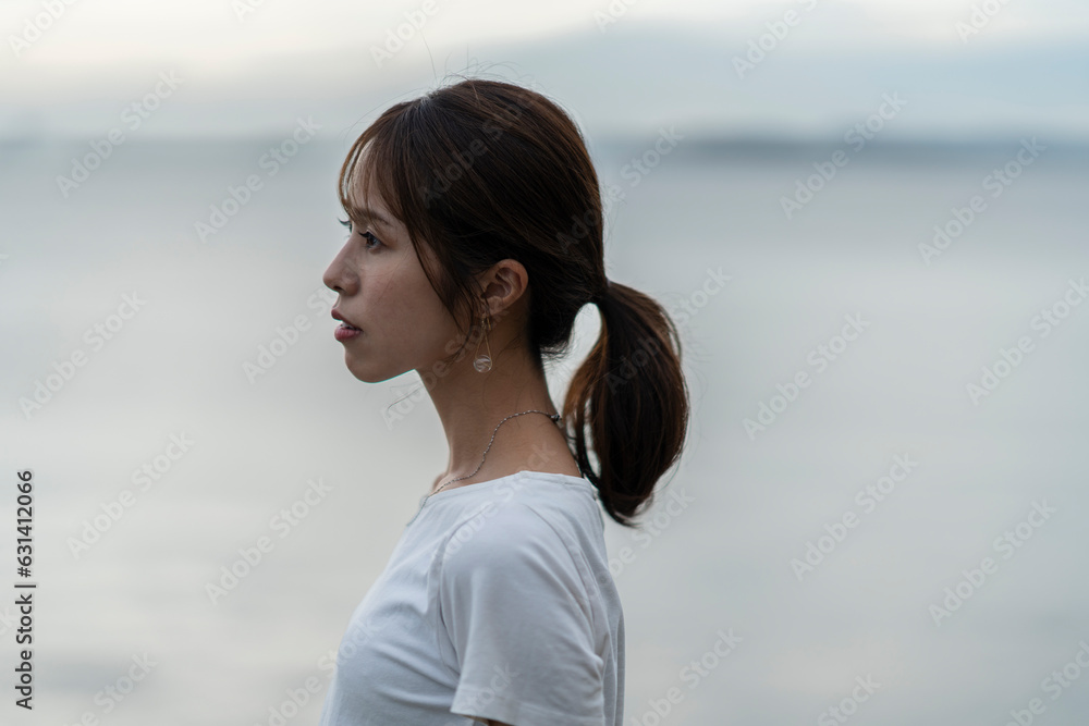 夕暮れの海にいる女性 夕暮れの海にいる女性