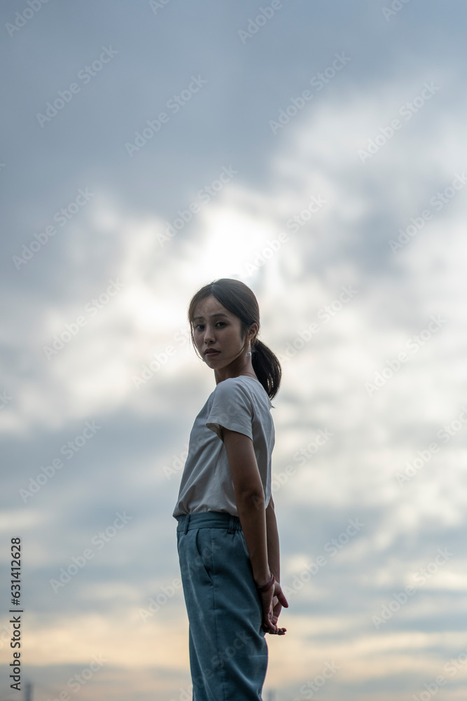 夕暮れの海にいる女性