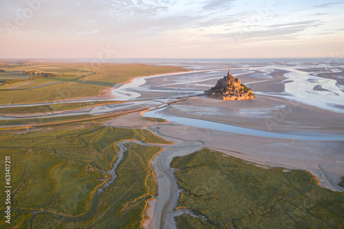 Le Mont Saint Michel en Normandie, vue aérienne au dessus des polders. Baie du Mont Saint Michel, en France.