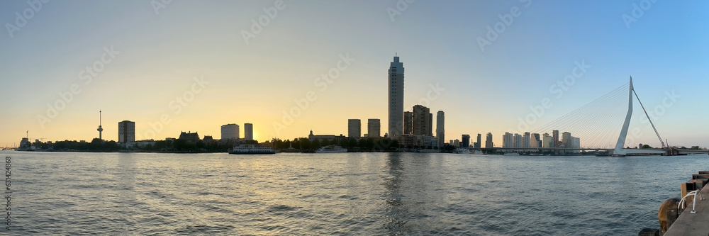 Skyline Panorama von Rotterdam im Sonnenuntergang