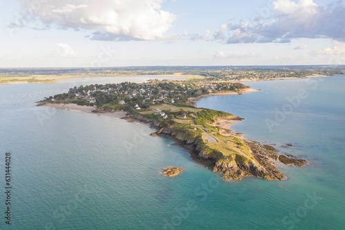 la presqu'île de Saint Jacut de la Mer en Bretagne dans les Côtes d'Armor, en vue aerienne avec une vision large sur le littoral autour de la Baie photo