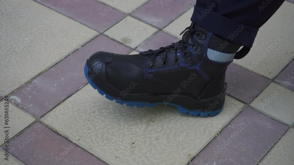 Remove a shoe durability test with hammer in a slow motion Remove a shoe durability test with hammer in a slow motion