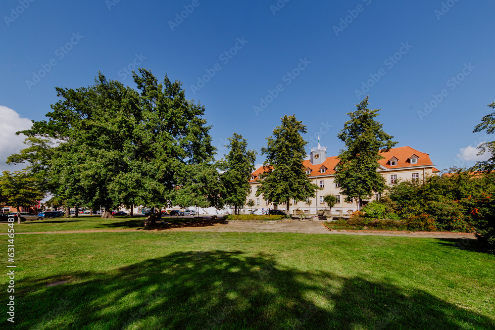 ein Park vor dem Rathaus in Falkensee