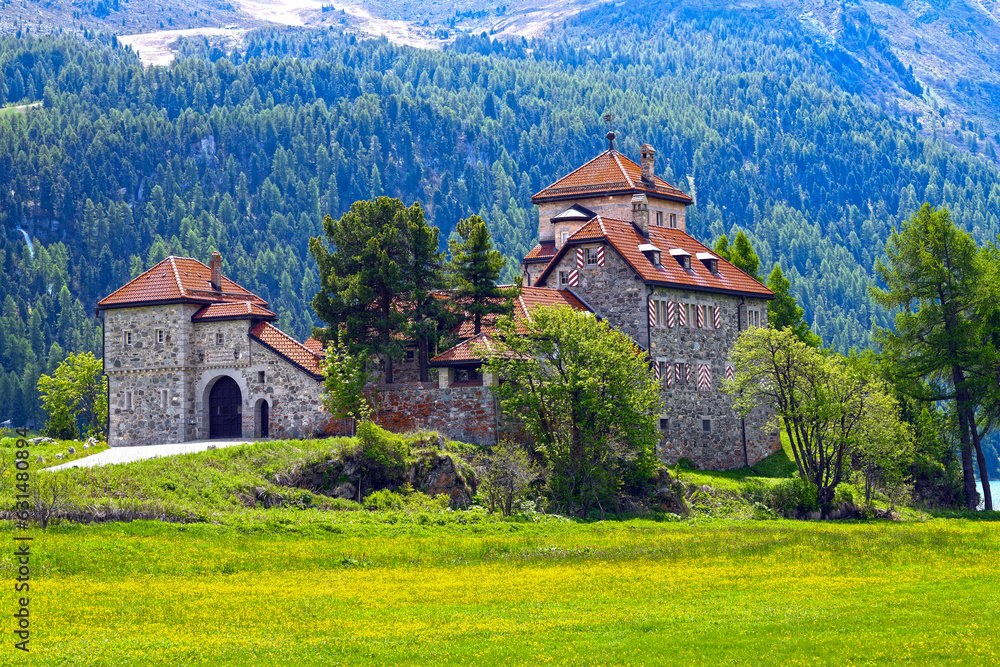Schloss Crap da Sass  in Surlej am Ufer des Silvaplanersees (Oberengadin, Schweiz)