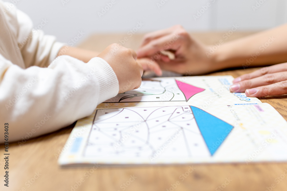 母親が子供に勉強を教える 幼児の教育 家庭でお絵描き遊び 母親が子供に勉強を教える 幼児の教育 家庭でお絵描き遊び