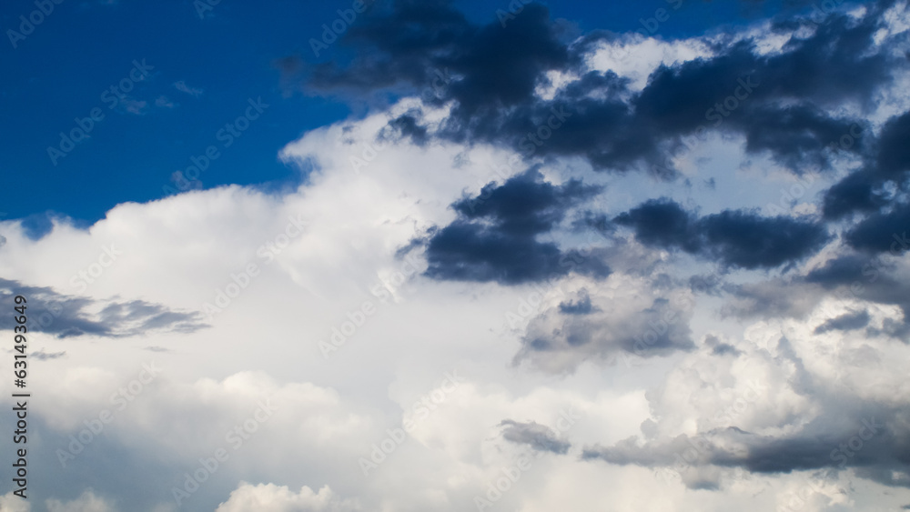 Ciel de traîne, avec passage de nombreux cumulonimbus Ciel de traîne, avec passage de nombreux cumulonimbus