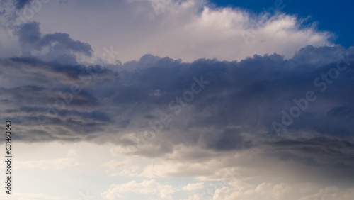 Ciel turbulent au passage du front de rafale d'un orage © Anthony