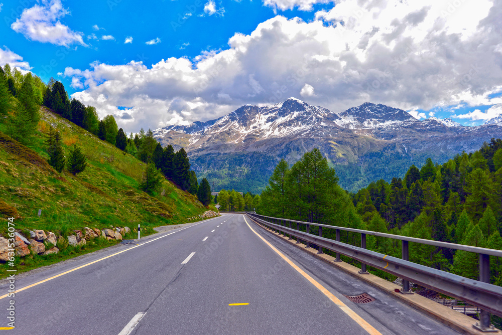 Fototapeta premium A3 Julierstrasse Richtung Silvaplana, Region Maloja in Graubünden, Schweiz