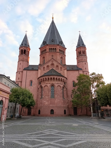 Der Mainzer Dom und Domplatz bei Sonnenuntergang