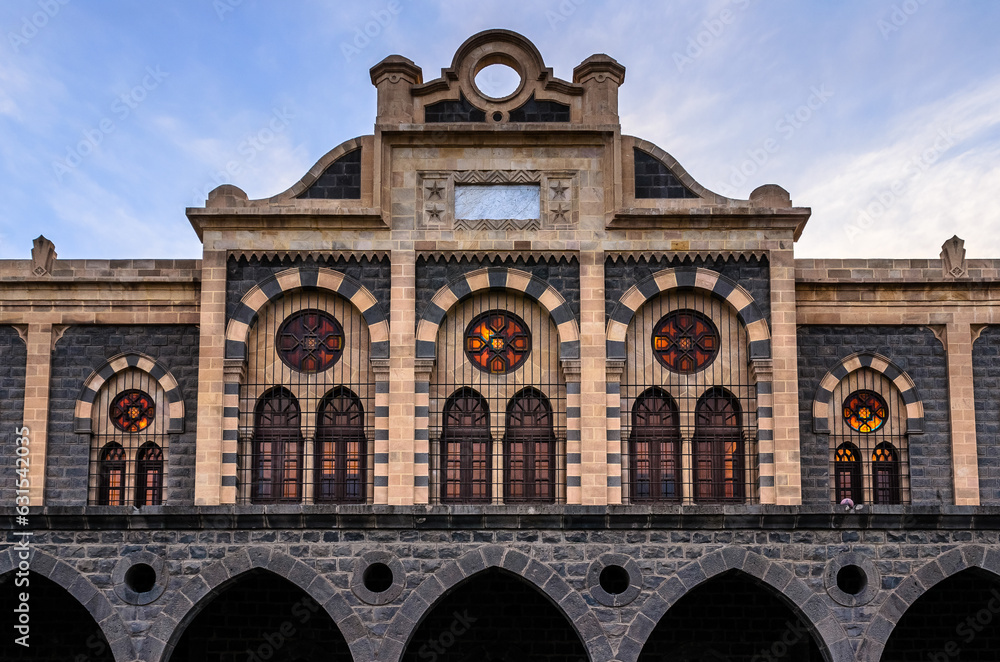 Obraz premium stone building train station