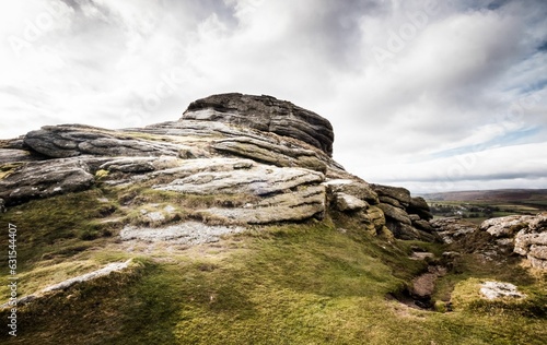 Landscape of the Haytor Rocks Dartmoor under a cloudy sky in Haytor Vale, England © Pez Photography/Wirestock Creators