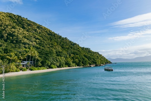 Fototapeta Naklejka Na Ścianę i Meble -  Landscape view of pristine waters of Fitzroy Island, Cairns