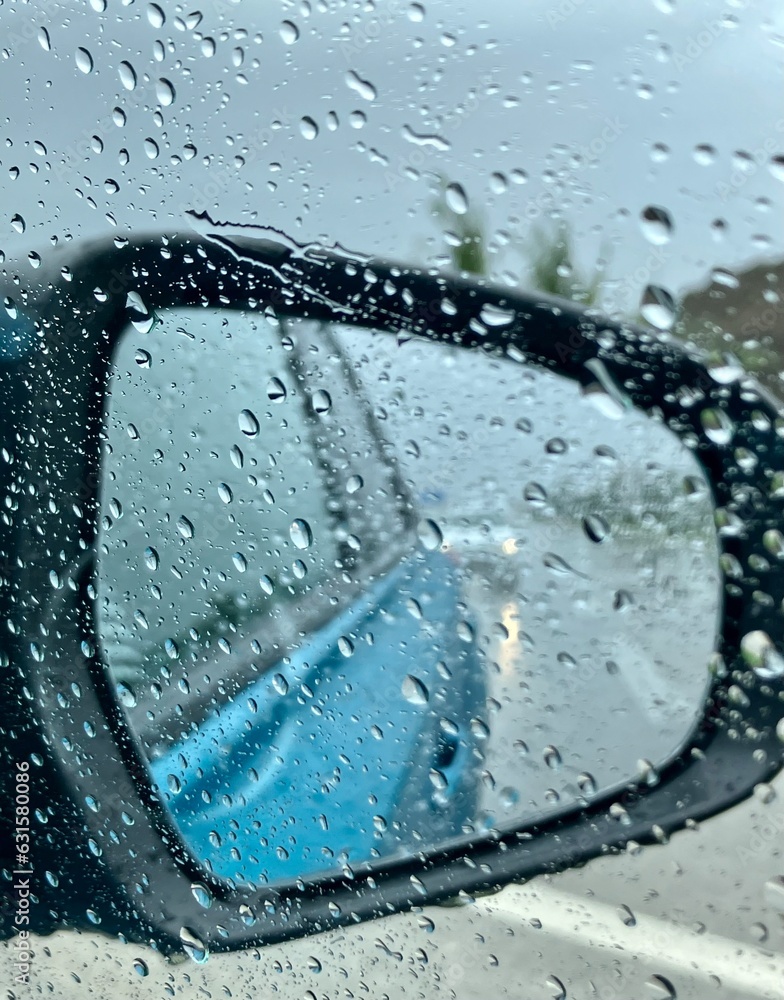 Fototapeta premium water drops on a car rear window