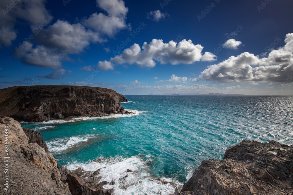 Pejzaż morski. Urlop na wyspach kanaryjskich. Białe chmury i niebieskie niebo, ujęcie plenerowe, Papagayo, Lanzarote
