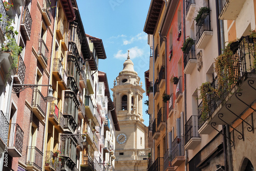 Fotografia beautiful street in pamplona with the bell tower in the background