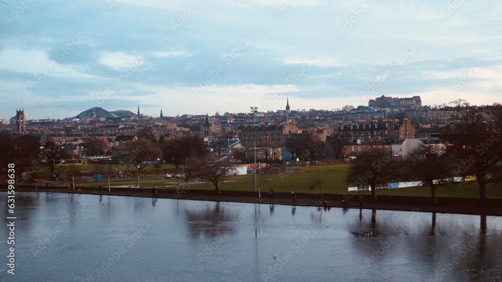 Fototapeta premium Edinburgh skyline from Inverleith Park in winter 