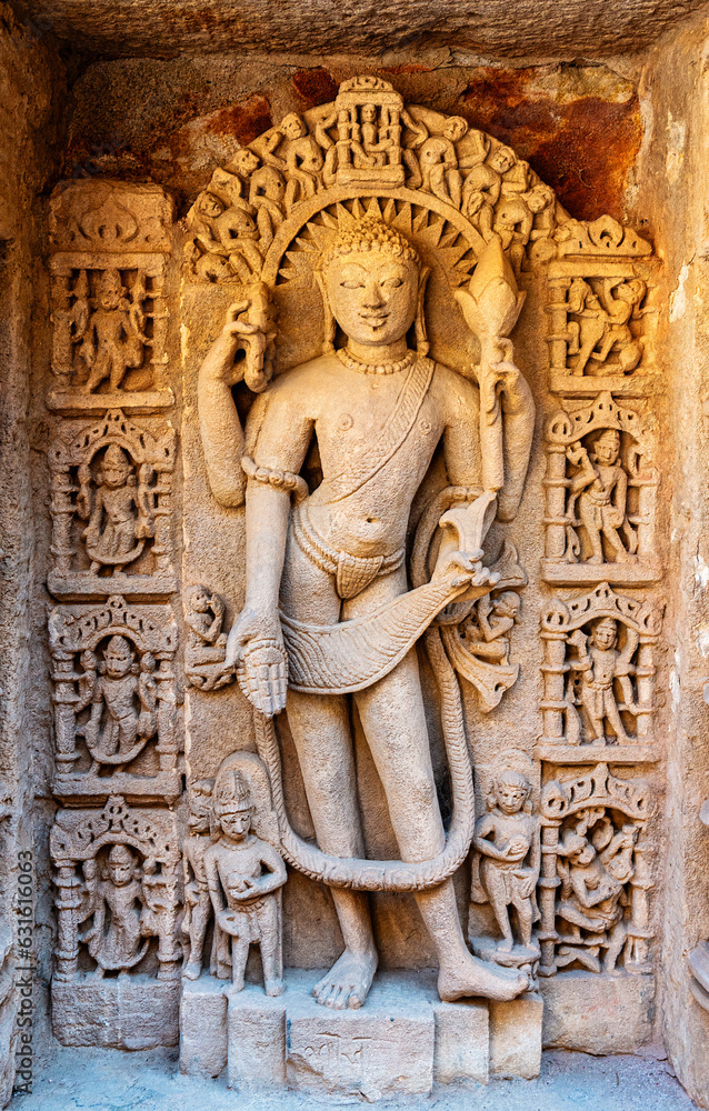 Obraz premium Rani ki Vav, a remarkable architectural masterpiece situated in the state of Gujarat, India, holds a rich historical significance that leaves visitors awestruck. 