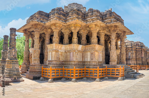 Obraz na płótnie The Sun Temple at Modhera is an ancient Hindu temple located in the western state of Gujarat, India. Built in the 11th century during the reign of the Solanki dynasty, the temple was dedicated to Sun w salonie