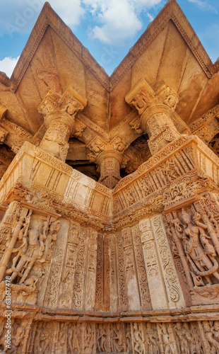 Obraz na płótnie The Sun Temple at Modhera is an ancient Hindu temple located in the western state of Gujarat, India. Built in the 11th century during the reign of the Solanki dynasty, the temple was dedicated to Sun w salonie