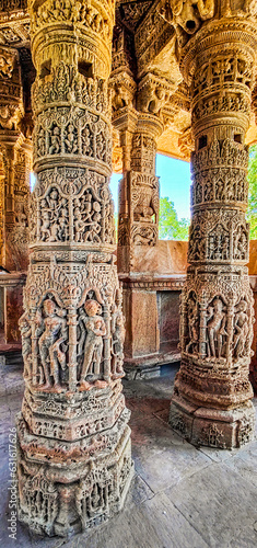 Obraz na płótnie The Sun Temple at Modhera is an ancient Hindu temple located in the western state of Gujarat, India. Built in the 11th century during the reign of the Solanki dynasty, the temple was dedicated to Sun w salonie