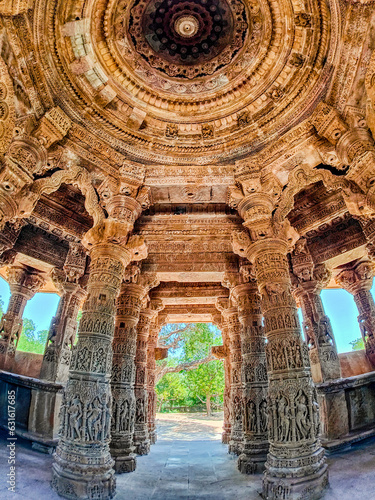 Obraz na płótnie The Sun Temple at Modhera is an ancient Hindu temple located in the western state of Gujarat, India. Built in the 11th century during the reign of the Solanki dynasty, the temple was dedicated to Sun w salonie