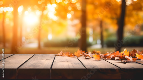 Une table en bois vide en automne avec un arrière plan automnal.