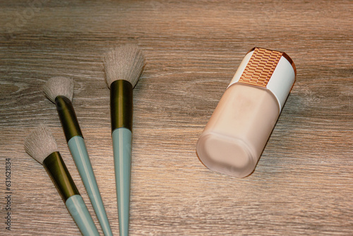 make up brushes and powder