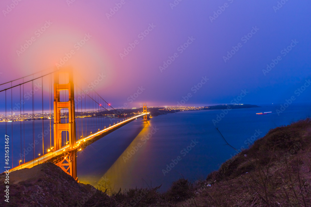 Fototapeta premium The Golden Gate Bridge in San Francisco California at night