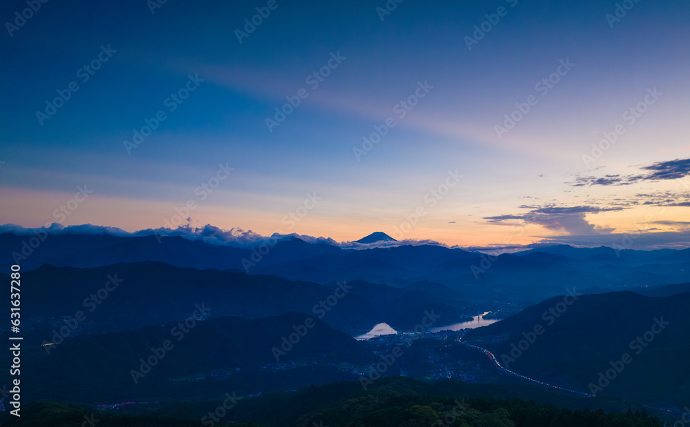 Obraz premium 夏の輝き - 山岳地帯から望む美しい富士山と相模湖の夕暮れ