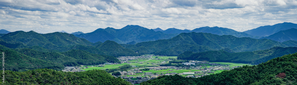 兵庫県・渓流谷の遊歩道 （中, 八千代の森公園）から翠明湖展望台より多可郡多可町を望む