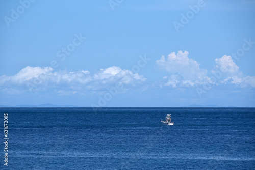 夏の海とボート