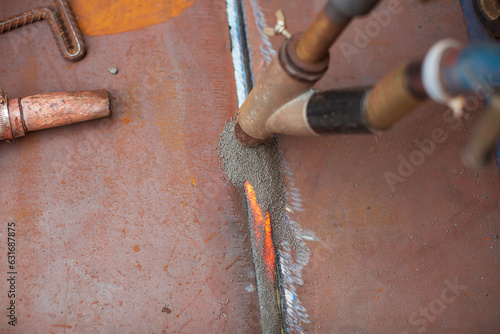 Fotografija Welding hard surfacing of tank bottom plate stee