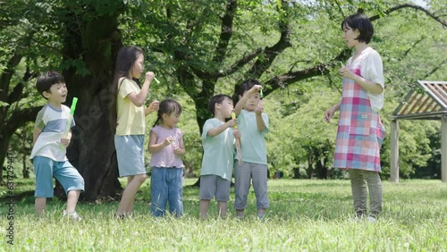 シャボン玉をして遊ぶ子供たち photo