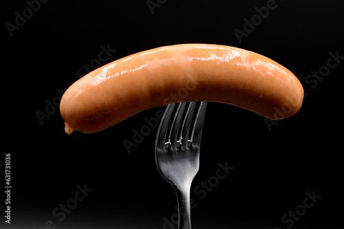 Wurst mit Gabel aufgespiesst
