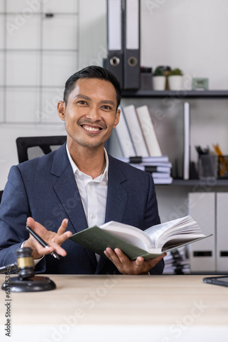 Quadro em tela Business Asian people and lawyers, Businessman and lawyer discuss the contract document