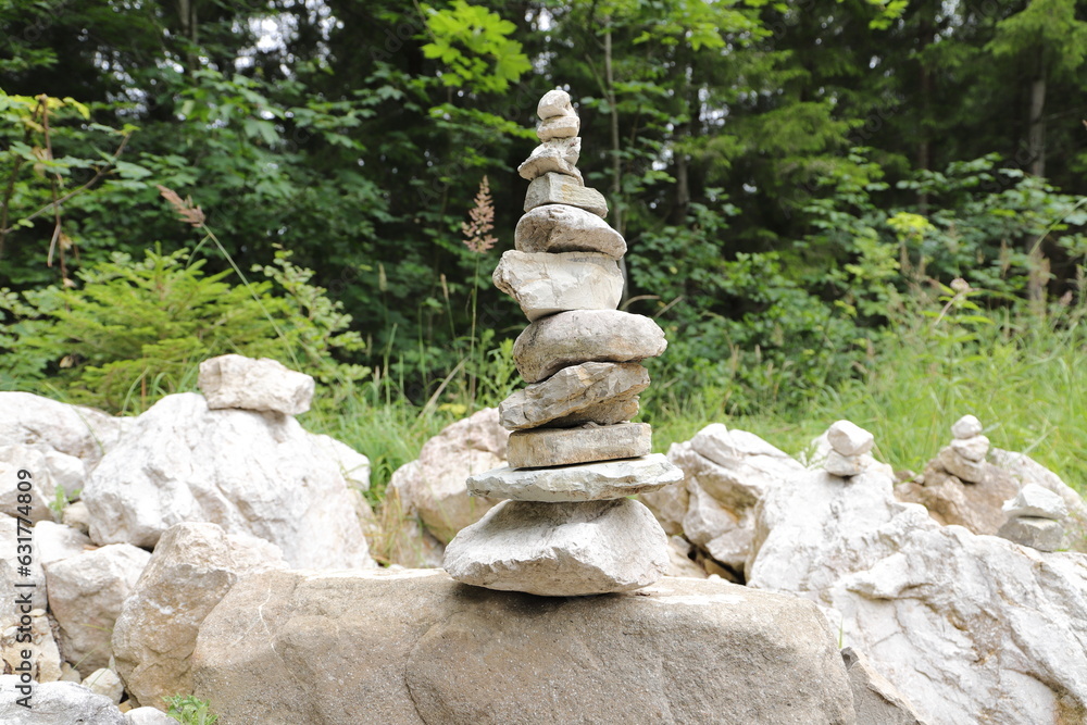 Obraz premium Stone pyramid on a forest path